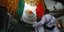 Οικογένεια κοιτάζει εικόνισμα και σημαία Μεξικού
