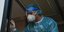 Νοσηλευτής με στολή, μάσκα και ασπίδα προσώπου για προστασία από τον κορωνοϊό