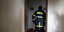 Πυροσβέστης μπαίνει σε διαμέρισμα