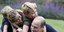 Πρίγκιπας Τζορτζ, Σάρλοτ και Λούις αγκαλιά στον πατέρα τους 