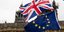 Σημαίες ΕΕ και Βρετανίας έξω από το βρετανικό κοινοβούλιο