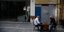 Δύο άντρες παίζουν τάβλι με μάσκες στην Κύπρο