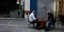 Δυο πολίτες παίζουν τάβλι στη μέση του δρόμου στην Κύπρο