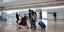Ταξιδιώτες με βαλίτσες στον χώρο αφίξεων του Χίθροου