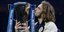 Ο Τσιτσιπάς φιλάει το τρόπαιο που κατέκτησε στο ATP Finals