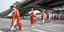 Βουδιστές με μάσκες περνούν διάβαση σε δρόμο στη Νότια Κορέα