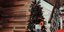 Χριστουγεννιάτικο δέντρο δίπλα σε σκάλα