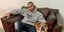Ο Λιούις Χάμιλτον με τον σκύλο του στον καναπέ