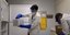 Γιατρός αποθηκεύει εμβόλια του κορωνοϊού