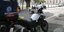 Μια μοτοσικλέτα της αστυνομία πλάι σε βαρύ όχημα της ΕΛ.ΑΣ. στην Πάτρα
