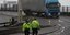 Αστυνομικοί ελέγχουν την κίνηση στο λιμάνι του Ντόβερ