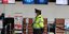 Αστυνομικός με μάσκα σε αεροδρόμιο στην Βολιβία