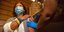 Γυναίκα κάνει το εμβόλιο κατά του κορωνοϊού στο Ισραήλ