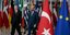 Ερντογάν και Μισέλ περπατούν ανάμεσα σε σημαίες