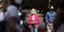 Η πρόεδρος του ΚΙΝΑΛ, Φώφη Γεννηματά με ροζ σακάκι και τζιν παντελόνι 