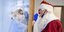 τεστ για κορωνοϊό σε άντρα ντυμένο ως Άγιος Βασίλης