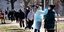 Γιατρός κάνει τεστ κορωνοϊού σε πολίτες που στέκονται στην ουρά στην Πενσιλβάνια