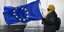 γυναίκα κρατά σημαία ΕΕ
