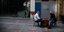 Ανδρες παίζουν τάβλι στη Κύπρο σε πεζοδρόμιο