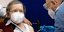 Ηλικιωμένος εμβολιάζεται για τον κορωνοϊό στη Γερμανία