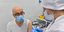 Άνδρας κάνει το εμβόλιο για τον κορωνοϊό στη Μόσχα