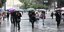 κόσμος με ομπρέλες στην Αθήνα