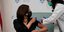 Η αντιπρόεδρος Καμάλα Χάρις κάνει το εμβόλιο της Moderna
