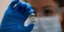 γυναίκα γιατρός κρατά φιαλίδιο με εμβόλιο κατά του κορωνοϊού