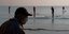 Πολίτες κάνουν puddle στην Κύπρο, την ώρα που ηλικιωμένος με μάσκα του παρακολουθεί από την ακτή