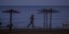 Γυναίκα κάνει τζόκινγκ εν μέσω καραντίνας στην παραλία της Λούτσας