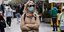 Γυναίκα με μάσκα περπατάει σε δρόμο της Αθήνας 