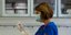 Νοσοκόμα με το εμβόλιο της Pfizer ανά χείρας στο νοσοκομείο «Ευαγγελισμός»