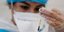 Νοσοκόμα στην Ιταλία με σύριγγα του εμβολίου ενάντια στον κορωνοϊό