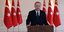 Ο Ρετζέπ Ταγίπ Ερντογάν σε ομιλία μπροστά σε τουρκικές σημαίες