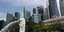Εικόνα από τη Σιγκαπούρη με φόντο ουρανοξύστες