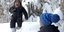 Η Τζούλια Μανκούσο πετά στο χιόνι τον γιοτ ης