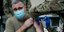 Άνδρας του αμερικανικού στρατού κάνει το εμβόλιο για τον κορωνοϊό στις ΗΠΑ
