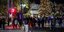 Κόσμος στη στολισμένη για τα Χριστούγεννα πλατεία Συντάγματος