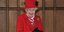 η βασίλισσα Ελισάβετ με κόκκινο παλτό και καπέλο