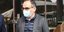 Ο υφυπουργός Υγείας Βασίλης Κοντοζαμάνης με γκρι σακάκι και μάσκα για τον κορωνοϊό