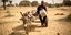 Μεταφορά εμβολίων σε απομακρυσμένο χωριό στο Μάλι