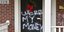 Γκράφιτι στην εξώθυρα του σπιτιού του επικεφαλής των Ρεπουμπλικανών στη Γερουσία, Μιτς Μακόνελ