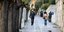 Ανθρωποι περπατούν στο κέντρο της Αθήνας
