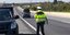 Αστυνομικός κάνει ελέγχους σε αυτοκίνητα