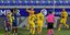 Ο Ντε Γιονγκ πανηγυρίζει με τους συμπαίκτες του γκολ απέναντι στην Ουέσκα