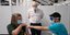 Γυναίκα στη Βρετανία κάνει το εμβόλιο ενάντια στον κορωνοϊό