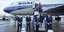 προσωπικό της British Airways με τις βαλίτσες μπροστά από αεροσκάφος