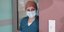 Νοσηλεύτρια σε νοσοκομείο με τη μάσκα