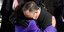 Ο Ντάγκλας Έμχοφ αγκαλιάζει την Καμάλα Χάρις την ημέρα της ορκωμοσίας της