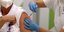 Πολίτης κάνει εμβόλιο ενάντια στον κορωνοϊό στην Αυστρία
